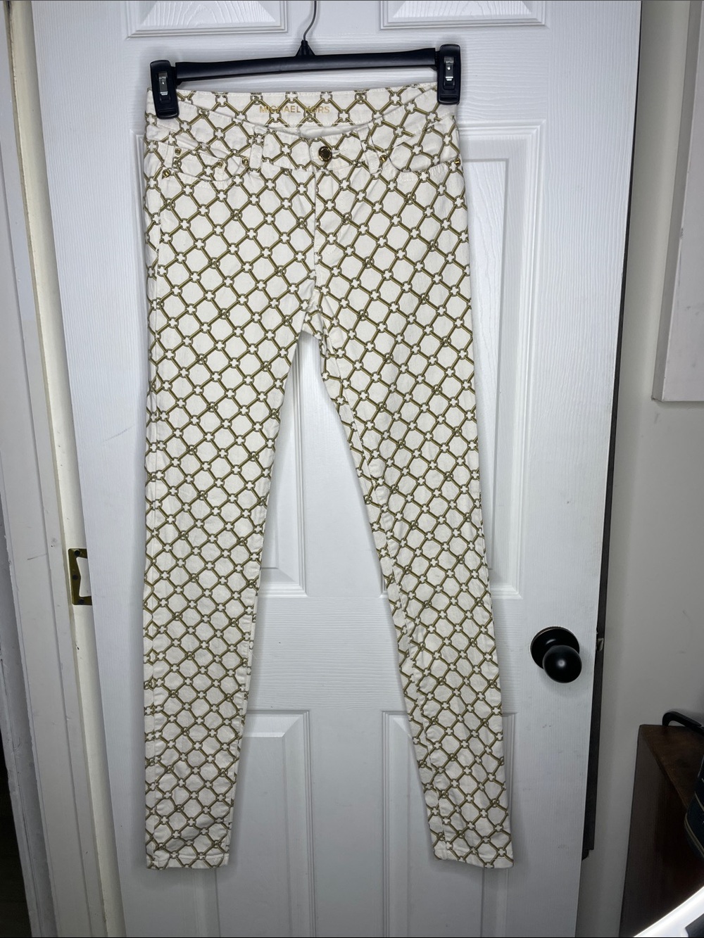 Michael Kors White & Gold Chain-Print Skinny Pants. Size 2
